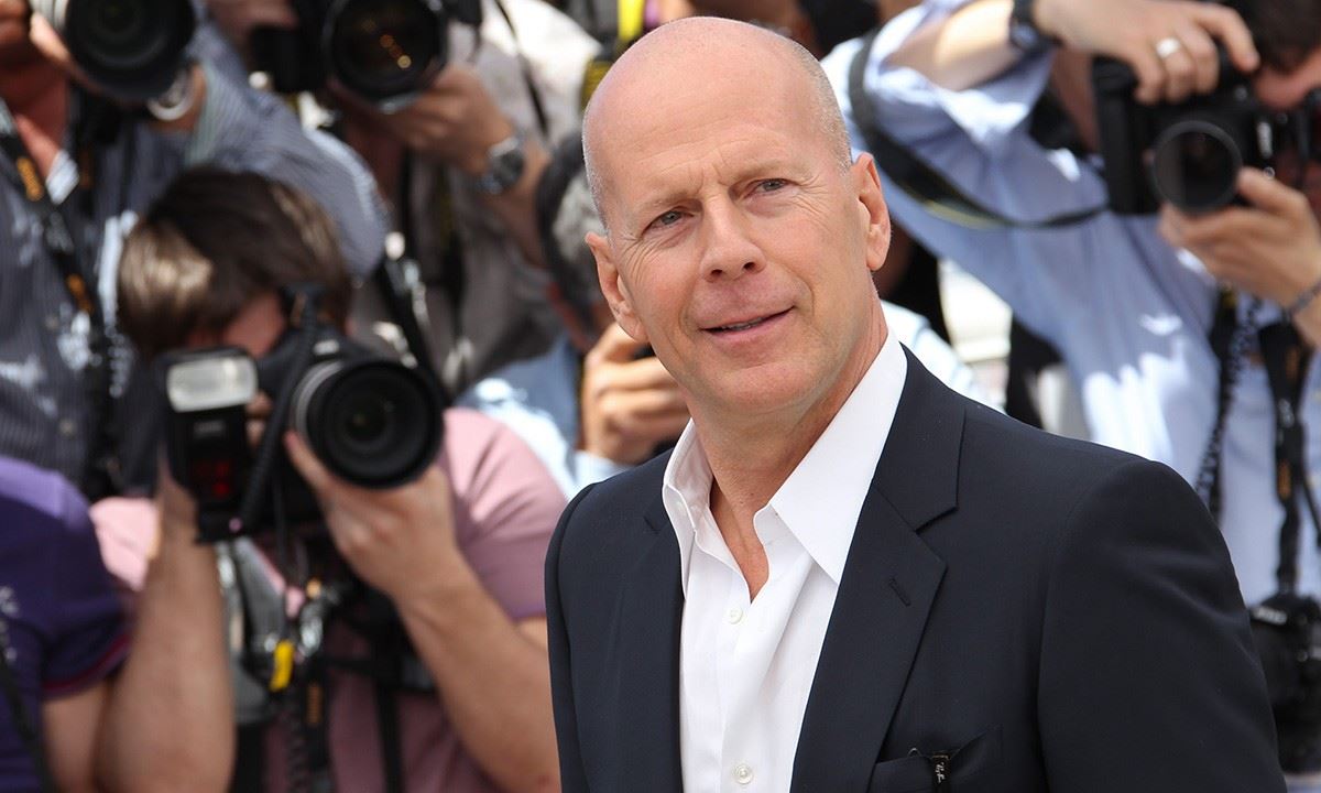 Bruce Willis, γιατί δεν φοράς την μάσκα σου;