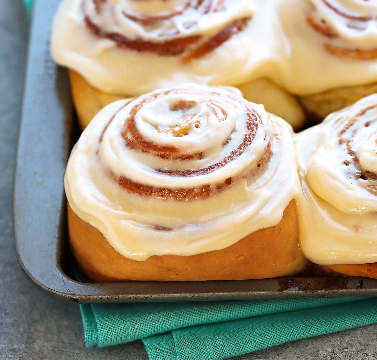 Ποιος μπορεί να αντισταθεί σε αυτά τα cinnamon rolls; «Κανείς» είναι η απάντηση!