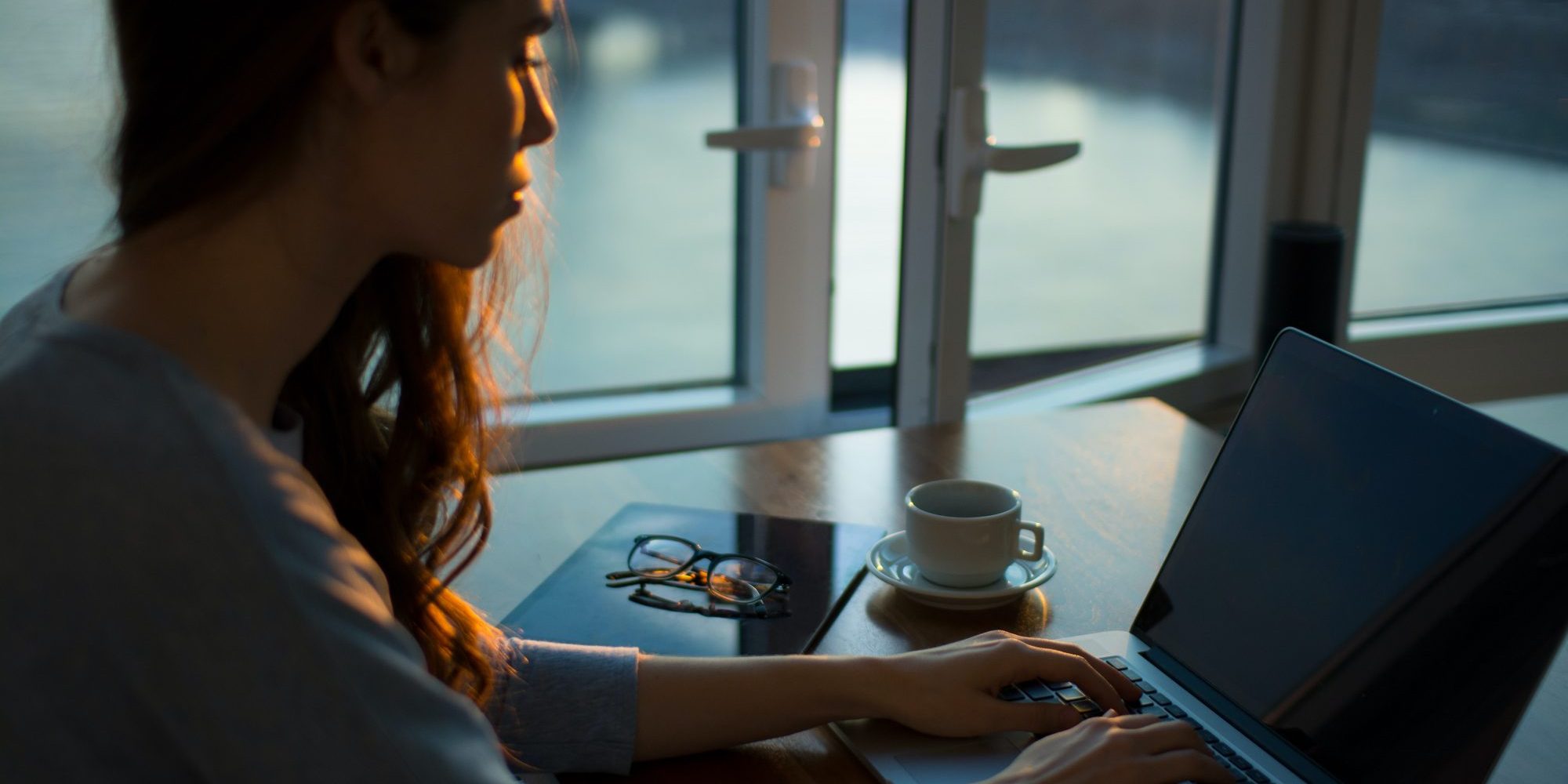 Σωστή στάση σώματος στο γραφείο: Έτσι θα γλιτώσεις τον πόνο στην πλάτη σου!