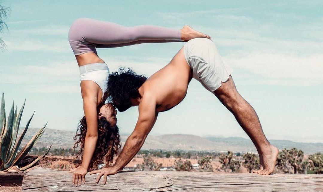 Couple Workout: 6 απλές ασκήσεις για να γυμναστείτε παρέα στο σπίτι