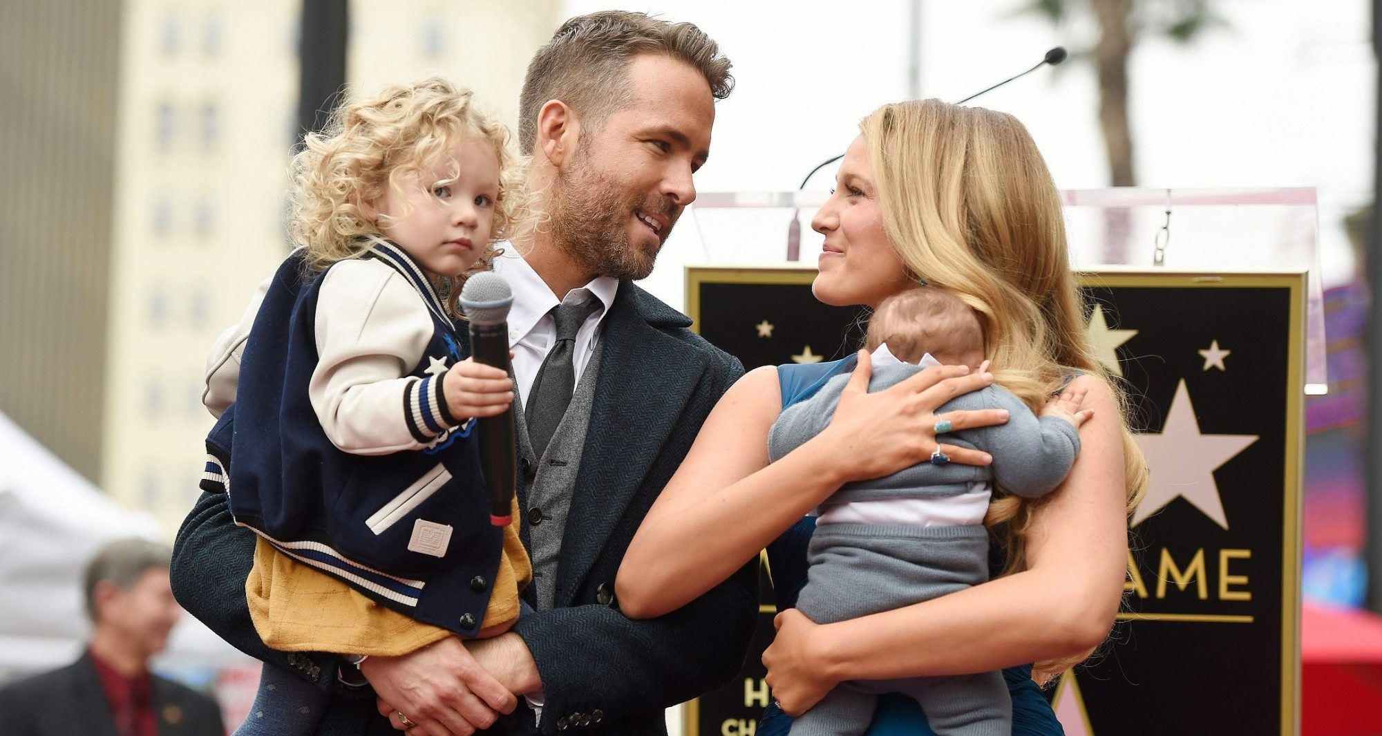 Ο Ryan Reynolds βάφει τα μαλλιά της συζύγου του Blake Lively εν μέσω της πανδημίας κι εμείς χειροκροτάμε
