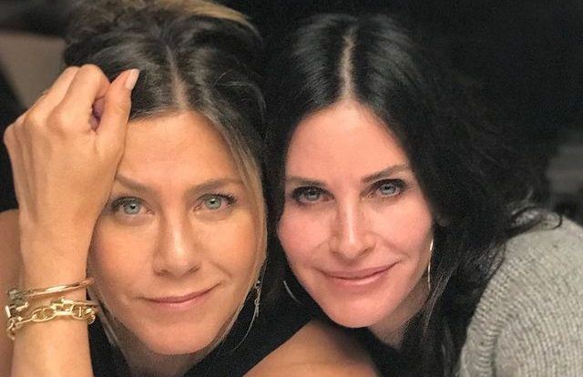 Η Jennifer Aniston έκλεισε τα 52 και η Courtney Cox της ευχήθηκε με τον πιο ξεχωριστό τρόπο