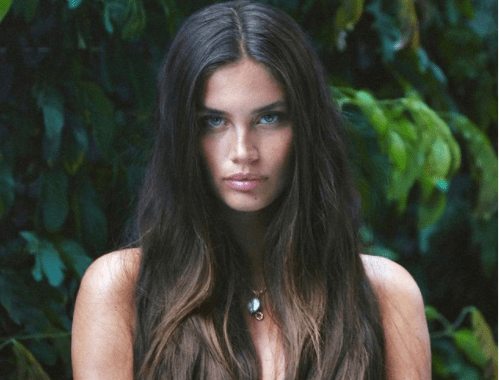 Η Sara Sampaio και η Negin Mirsalehi μοιράζονται μαζί μας μια γερή δόση body positivity
