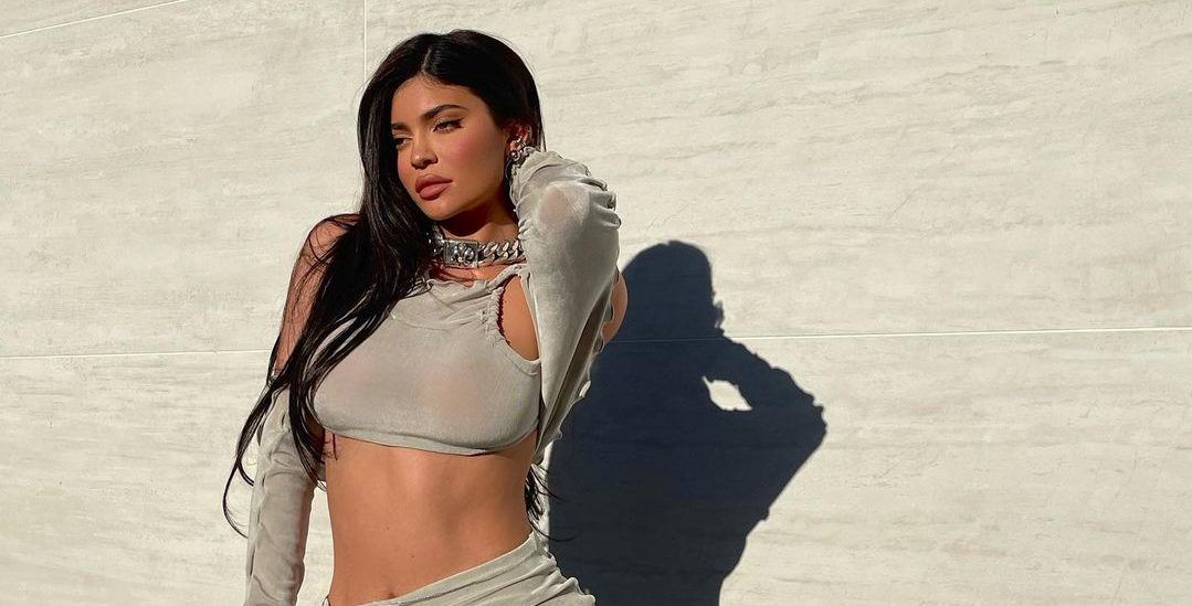Η Kylie Jenner μας δείχνει τις 5 αγαπημένες της ανοιξιάτικες τάσεις