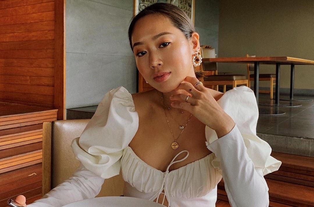 Η Instagrammer Aimee Song μας δείχνει 5 stylish τρόπους να φορέσουμε το λευκό πουκάμισο