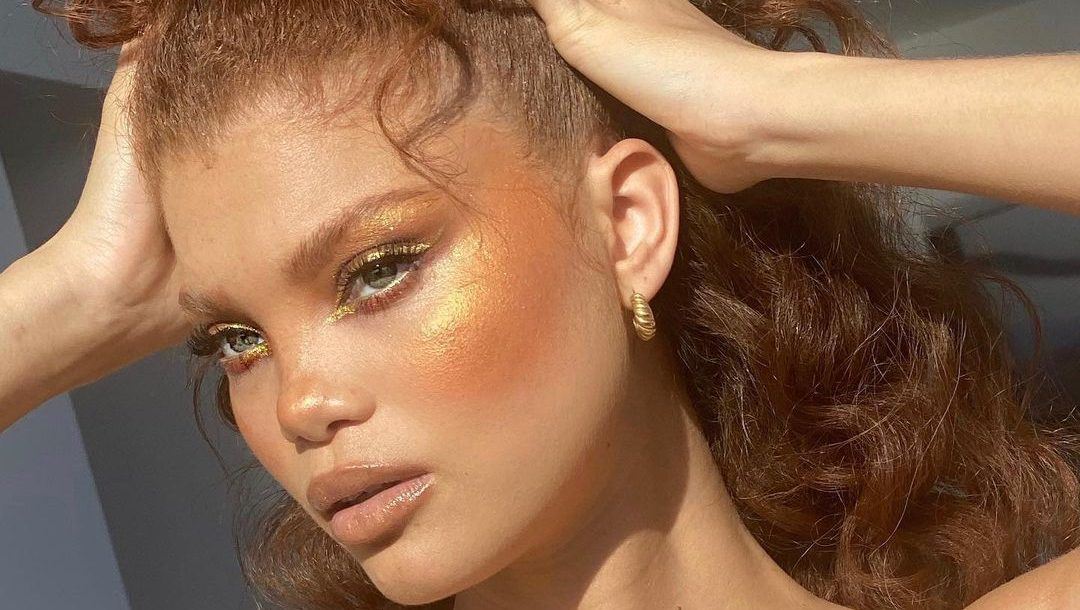 Golden smokey eye: Το μακιγιάζ που ανυπομονούμε να κάνουμε με τη λήξη του lockdown