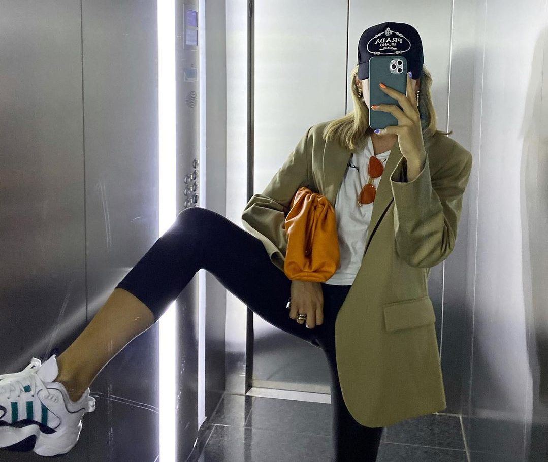 Σίγουρα έχεις ένα oversized T-shirt. Έτσι θα το φορέσεις σαν influencer
