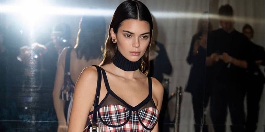 Η Kendall Jenner μιλά πρώτη φορά για την ακμή στο πρόσωπο της και πώς την επηρέασε στην εφηβεία