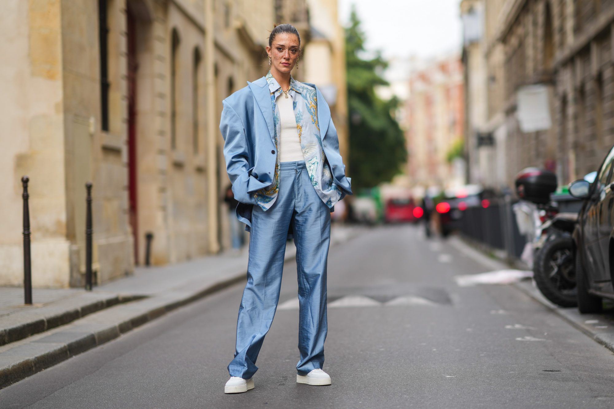 Κοστούμι με sneakers: Γιατί κάθε γυναίκα κρύβει μέσα της ένα girl boss