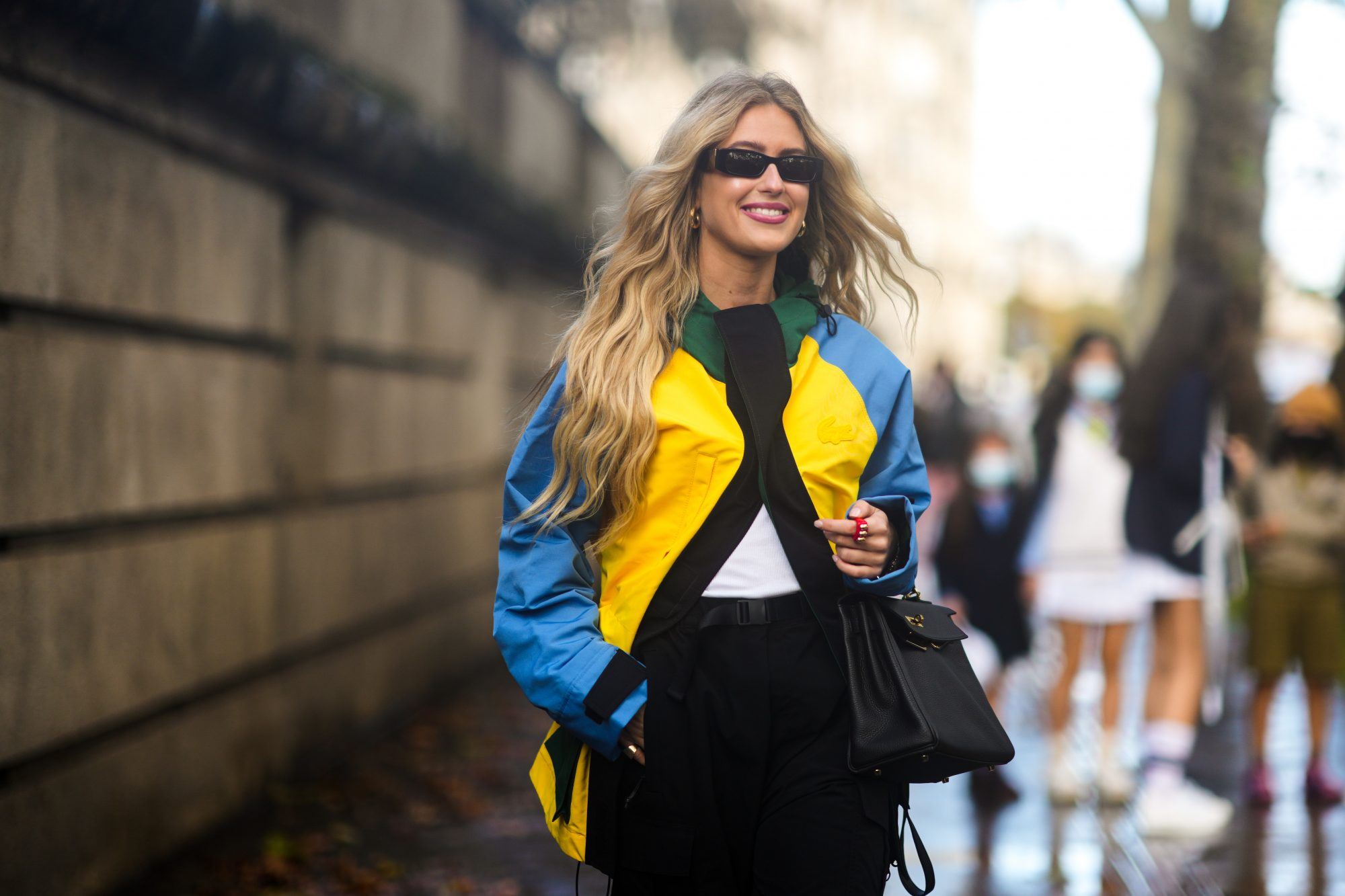 Emili Sindlev: 14 άψογα looks από μια fashionista που μας «σπρώχνει» να φορέσουμε χρώμα χειμώνα-καλοκαίρι