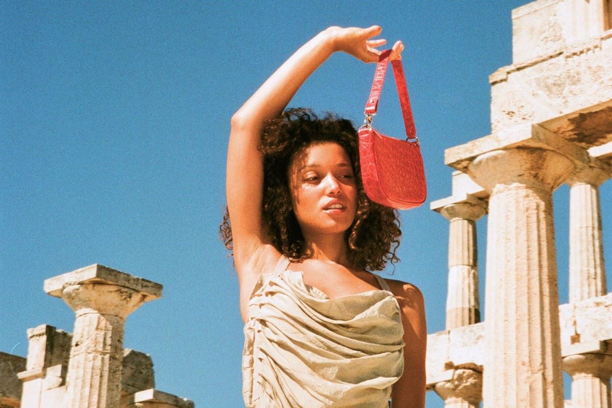 Το τελευταίο editorial του BY FAR πραγματοποιήθηκε στον πιο θρυλικό καλοκαιρινό προορισμό – την Ελλάδα