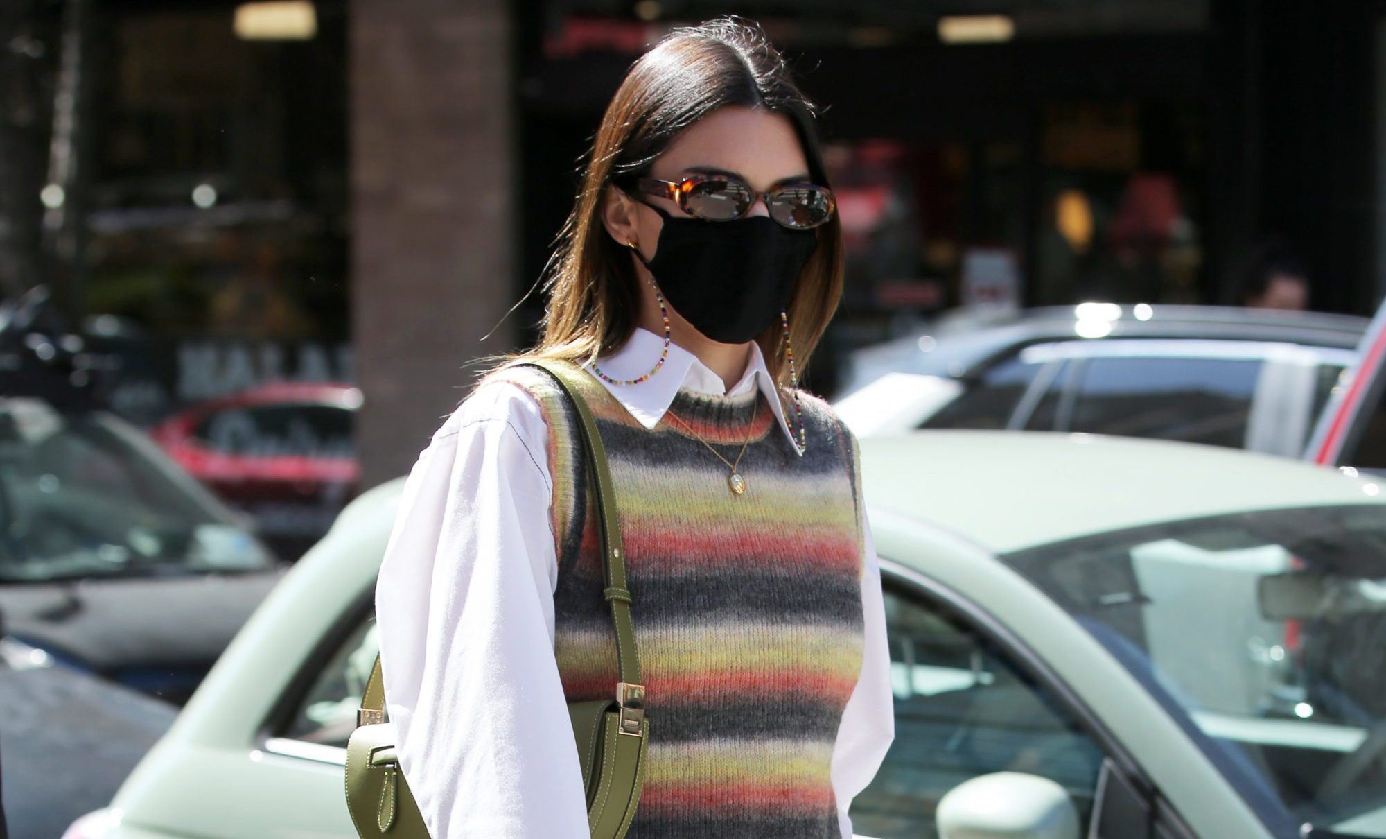 Get The Look: Με το ανδρόγυνο outfit της Kendall Jenner μπορείς να πας παντού παντού αυτό το weekend