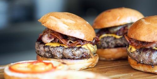 Αυτά τα λαχταριστά burgers είναι ό,τι πρέπει για σήμερα