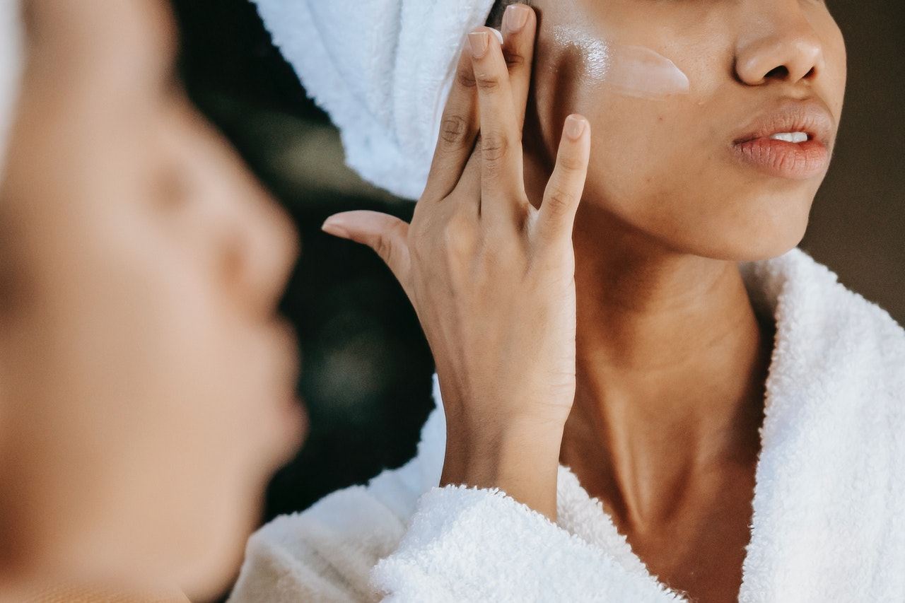 Η Avon συστήνει τη νέα σειρά Adapt μία παγκόσμια καινοτομία στην περιποίηση προσώπου και ολιστική προσέγγιση στις ορμονικές επιδράσεις