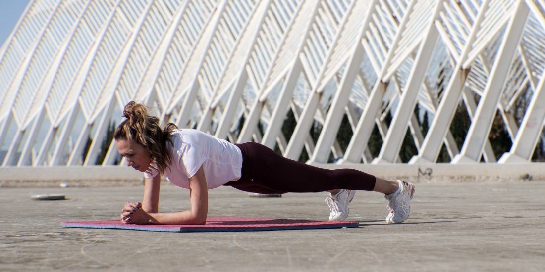 Plank Workout: 7 διαφορετικές εκδοχές της «σανίδας» από την Δήμητρα Μάρκου για δυνατούς κοιλιακούς