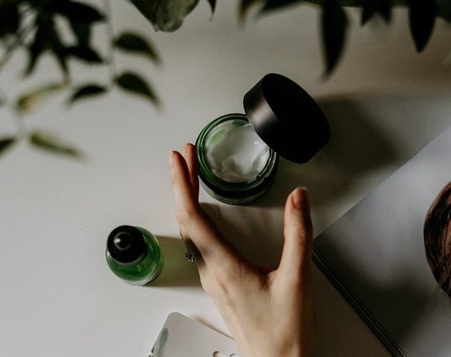 Body oils VS ενυδατικές κρέμες σώματος: Ποιο από τα 2 είναι ιδανικό για τη δική σου skincare ρουτίνα;