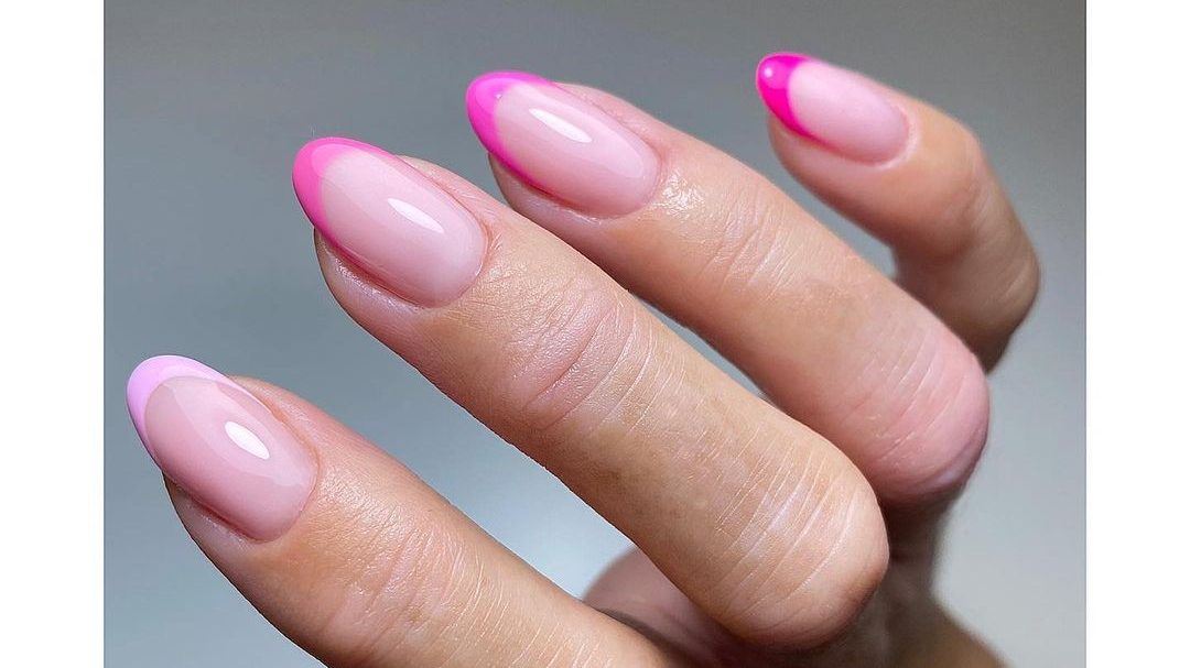 Pink Me Up: Tο μανικιούρ μας βουτά στην πιο hot απόχρωση της άνοιξης