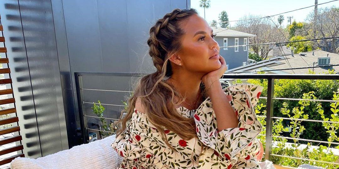 Η Chrissy Teigen βάφει τα μαλλιά της ροζ και σχεδόν μας έχει πείσει να το τολμήσουμε