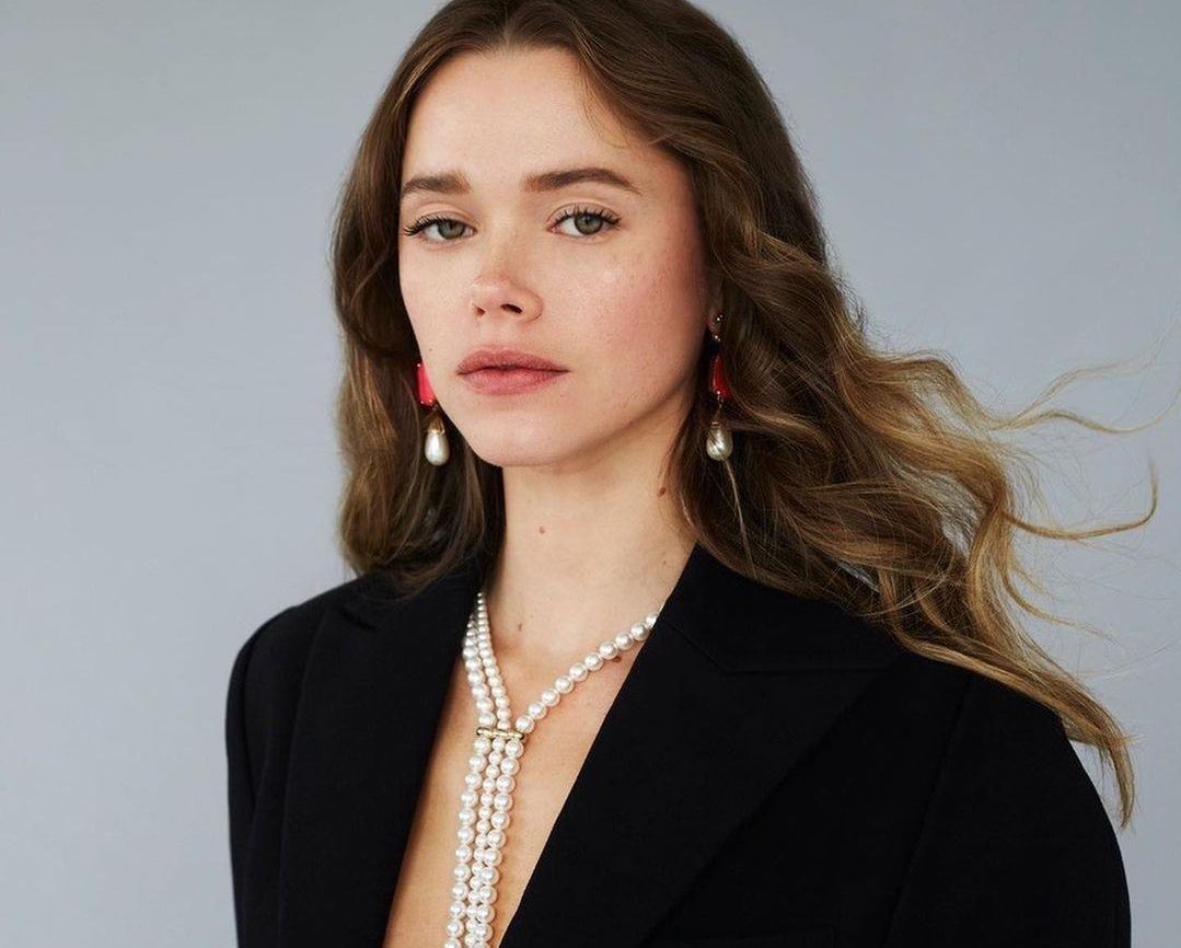 3 stylish ιδέες για να αξιοποιήσεις το μαύρο κοστούμι σου μέσα στον Απρίλιο