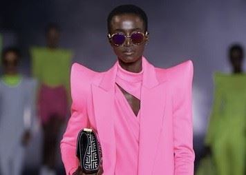 Bold shoulders: Οι έντονοι ώμοι έχουν έρθει για να μείνουν