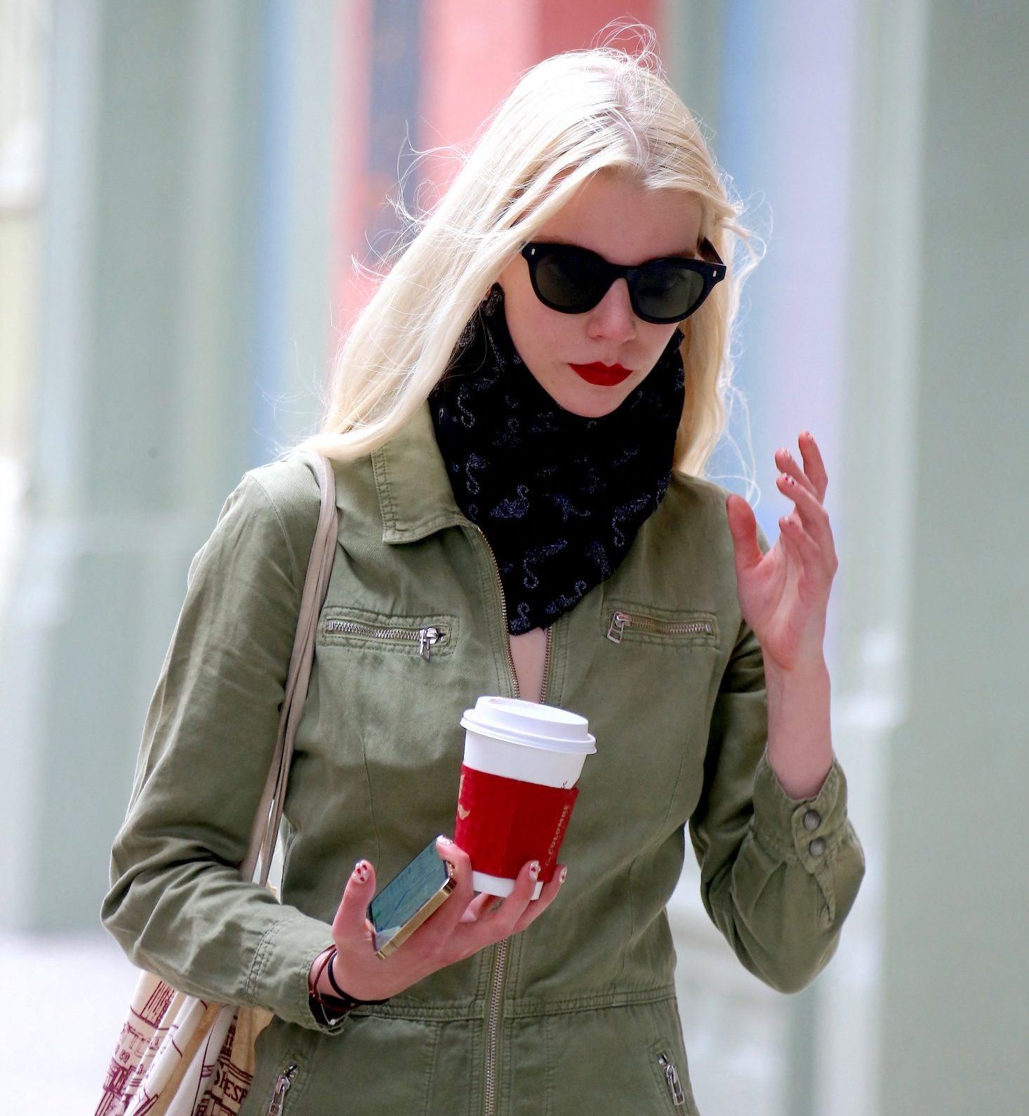 Get The Look: Η Anya Taylor-Joy είναι το τέλειο #inspo για τους casual συνδυασμούς της άνοιξης