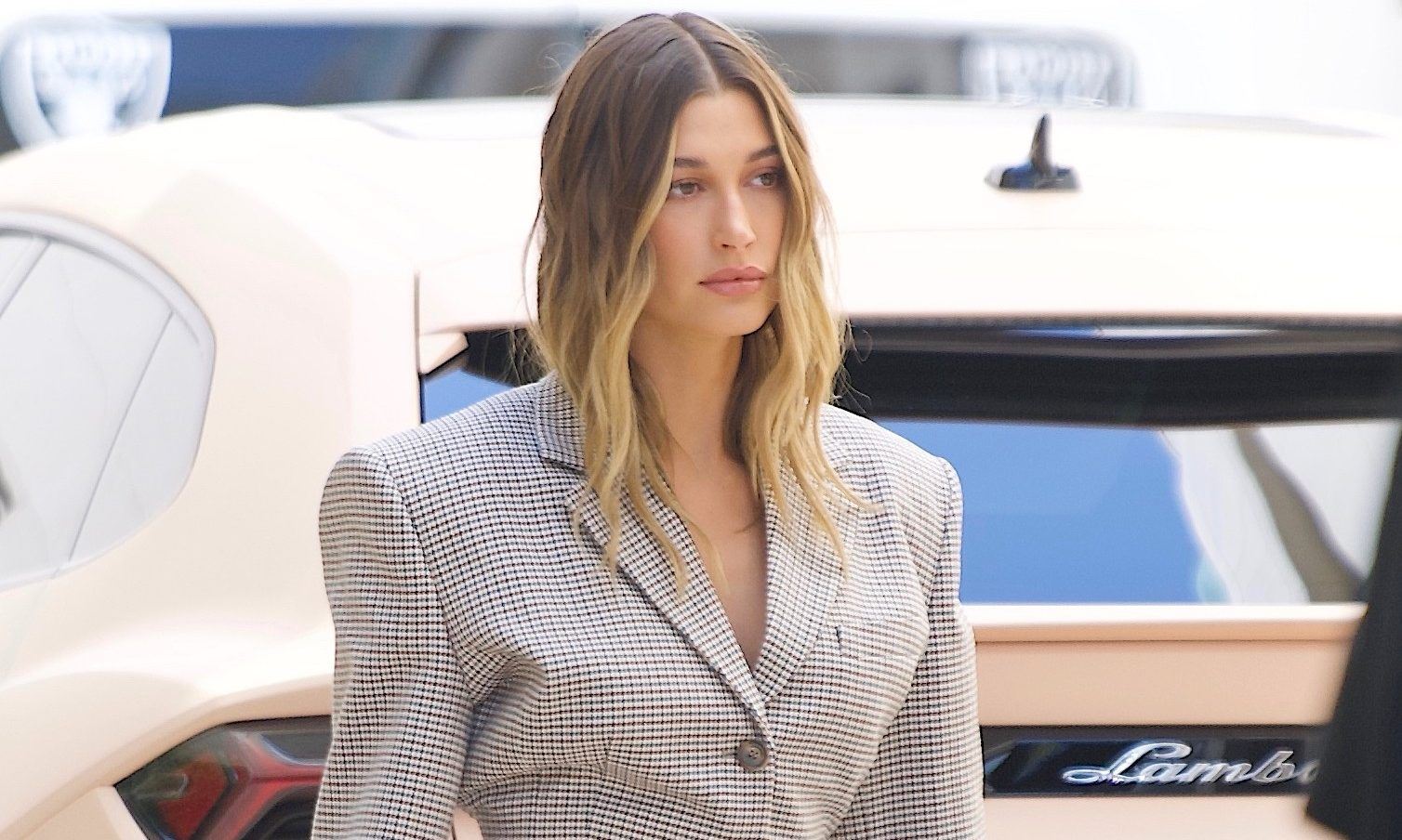 Έτσι αντιμετώπισε η Hailey Bieber την ενήλικη ακμή