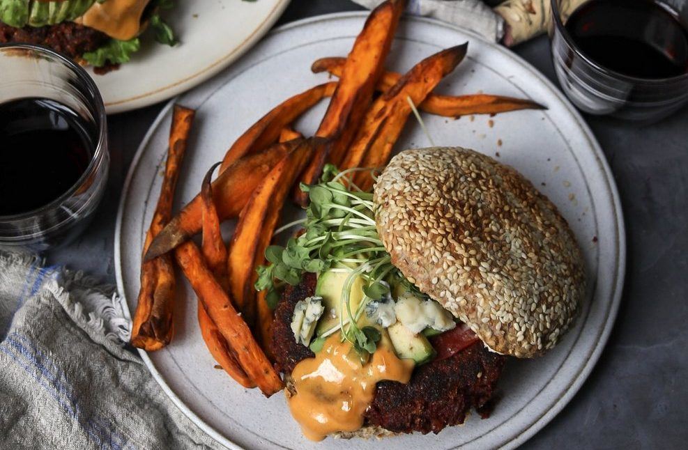 Ποιός είπε πως δεν μπορείς να φας burger τη Μεγάλη Πέμπτη;