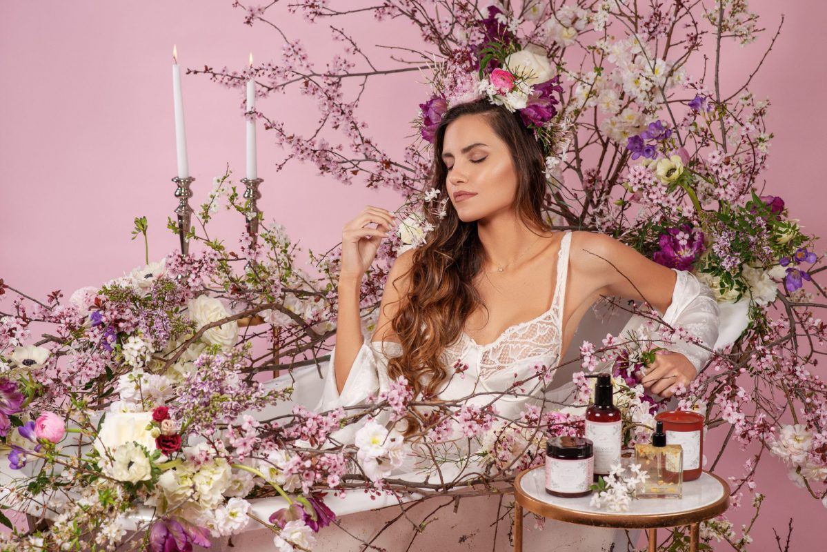 Η LITTLE SECRETS NATURAL COSMETICS παρουσιάζει το νέο καινοτόμο προϊόν BOTANICAL SCULPT FLOWER OIL