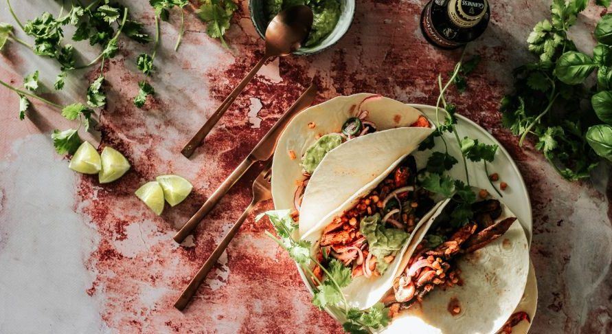 Fajitas με κοτόπουλο: Δε χρειάζεται να περιμένεις το weekend για να φτίαξεις αυτή τη συνταγή