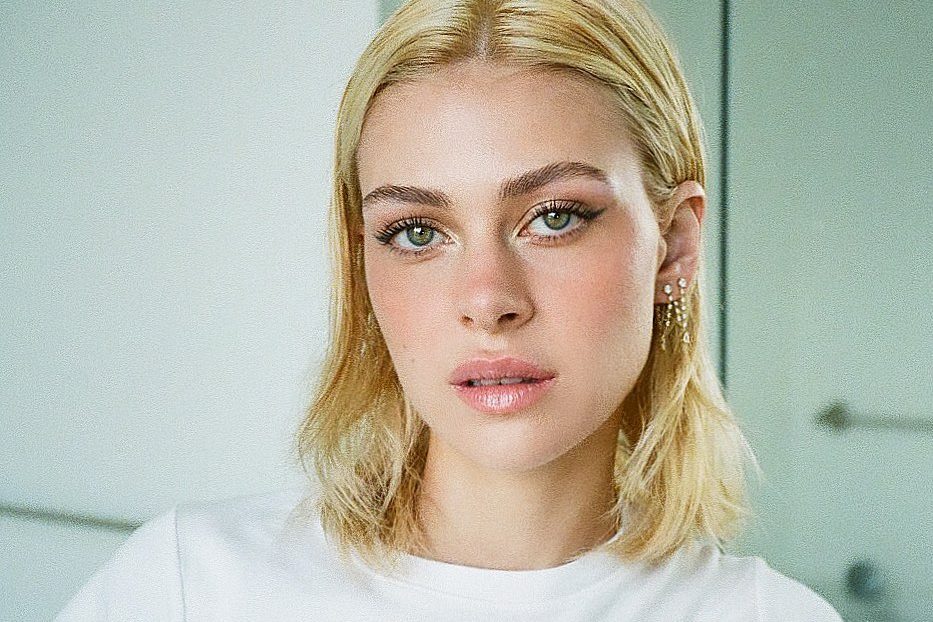 H ηθοποιός Nicola Peltz μας δείχνει πώς θα δημιουργήσουμε εύκολα το πιο glam cat eye