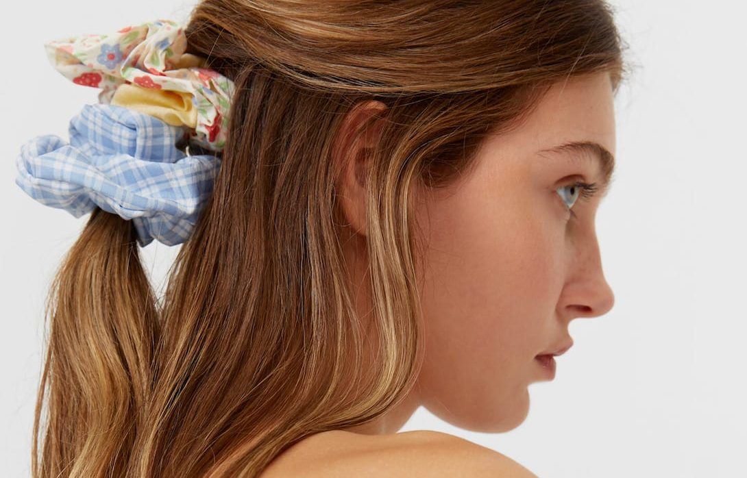 15+1 scrunchies που υπόσχονται να μεταμορφώσουν ακόμα και το πιο βαρετό χτένισμα