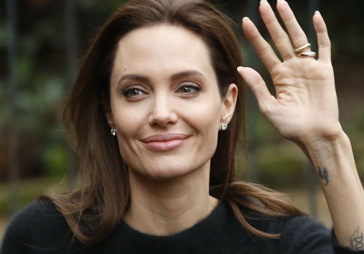 Angelina Jolie: Τα μακριά ξανθά μαλλιά της πάνε πολύ