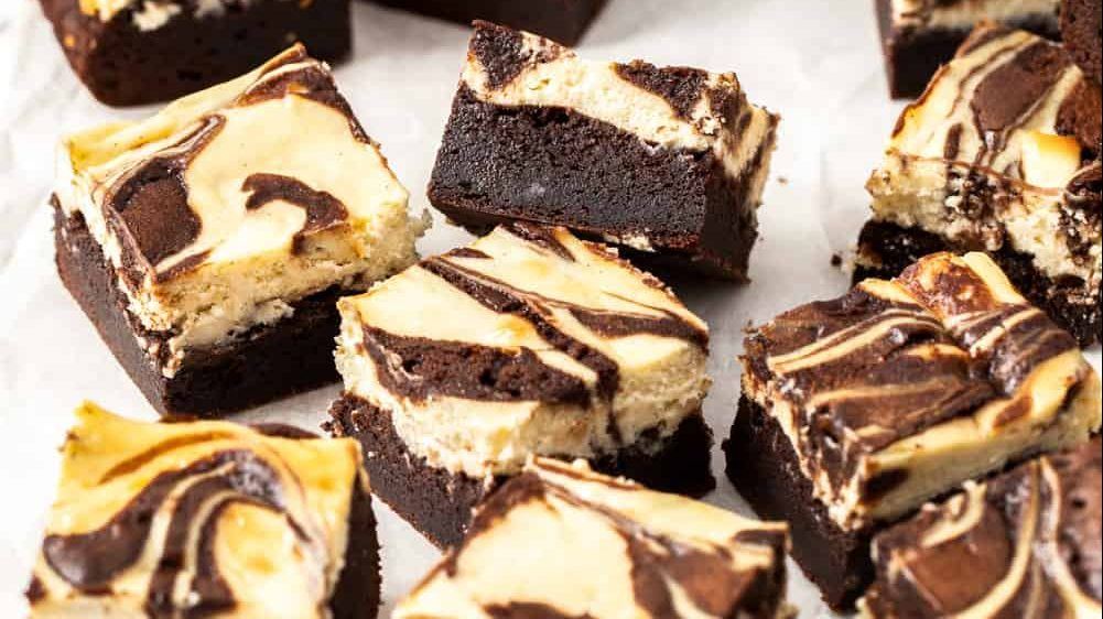 Cheesecake brownies: Το πιο εύκολο και λαχταριστό γλυκό σνακ