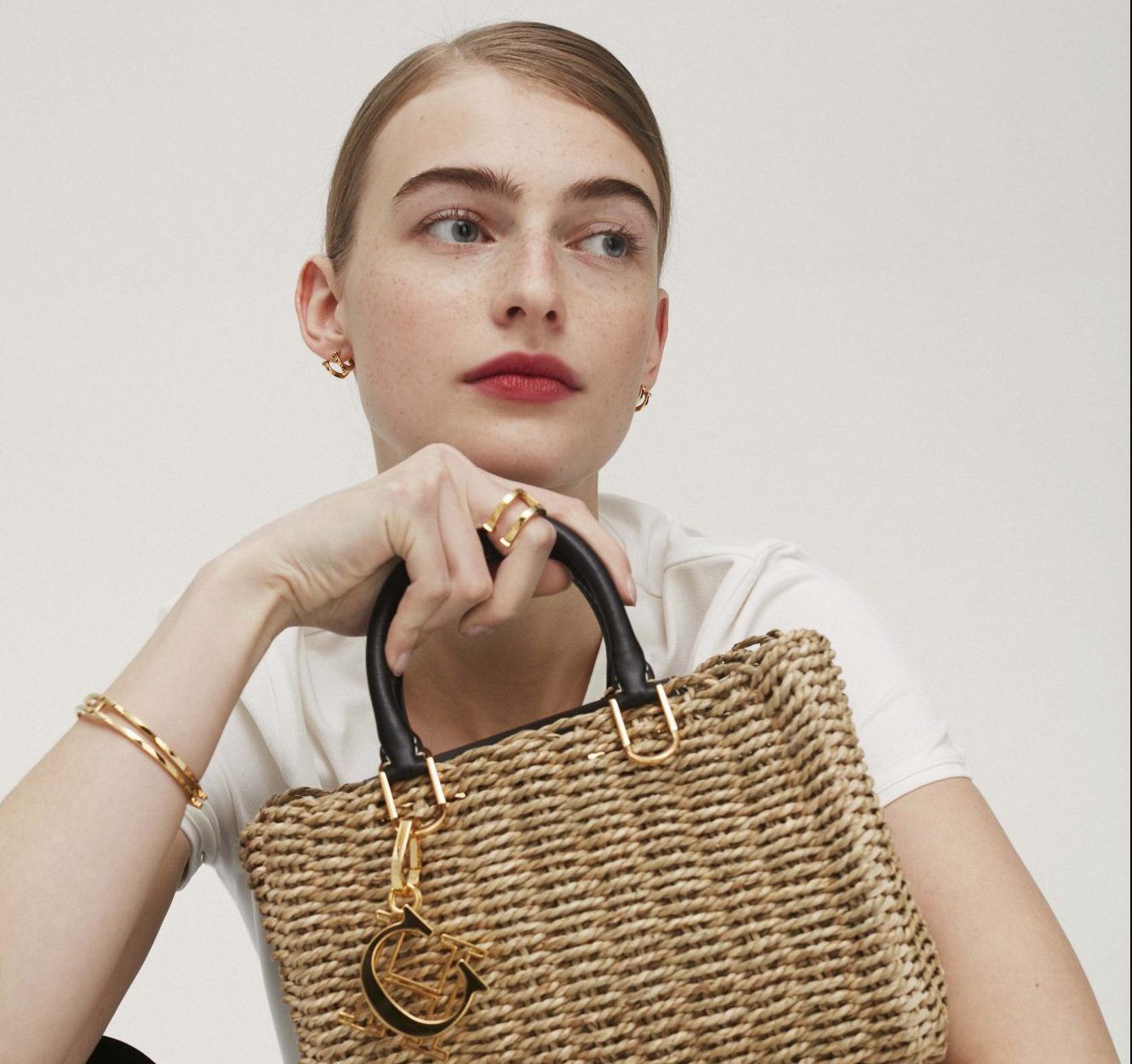 Η νέα συλλογή της Carolina Herrera μας προσφέρει αξεσουάρ με boho vibes μια ανάσα πριν το καλοκαίρι