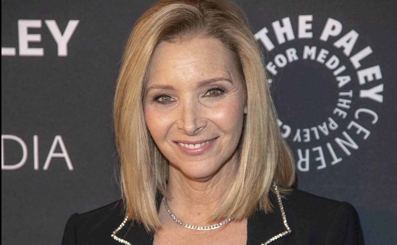 H Lisa Kudrow ανέβασε μία φωτογραφία με τον 23χρονο γιο της και η Jennifer Aniston σχολίασε