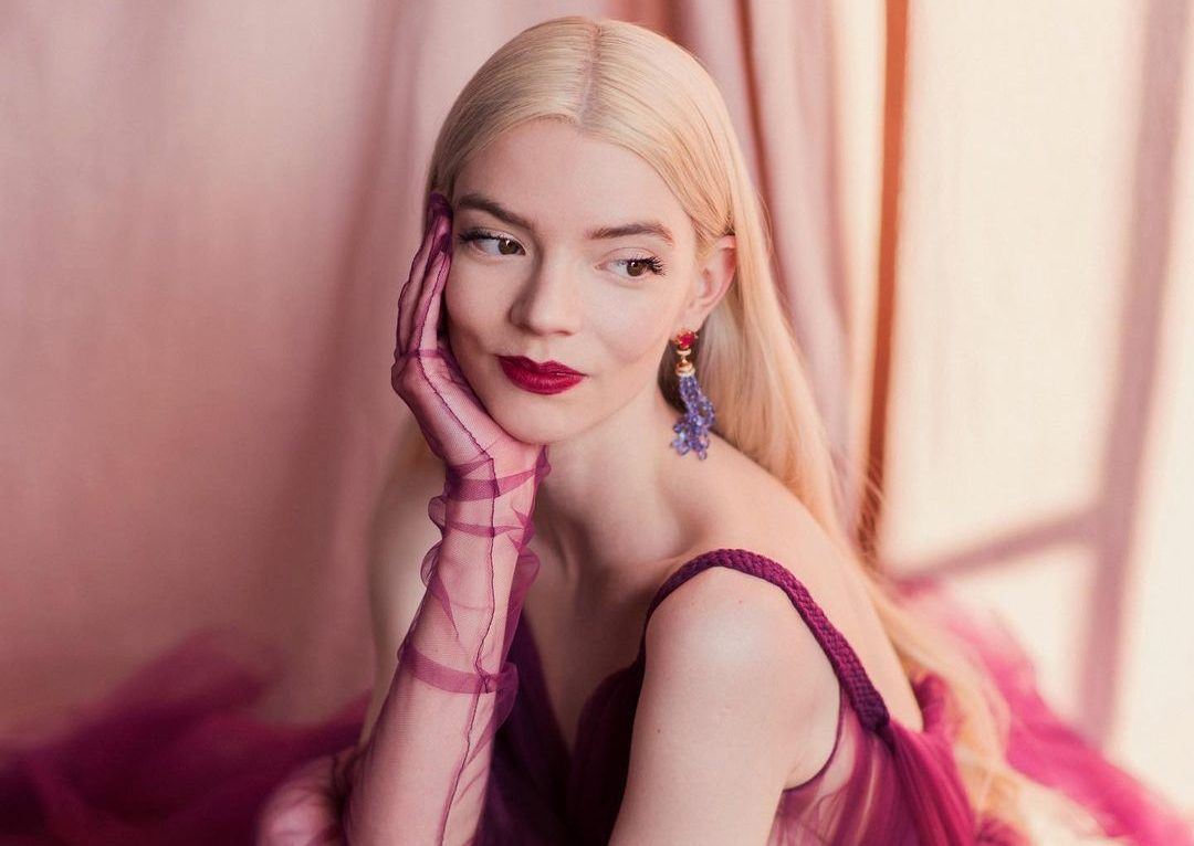 Anya Taylor-Joy: Το it girl του Hollywood μοιράζεται το tip για τέλειο ντεμακιγιάζ!