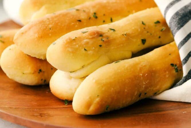 Breadsticks με σκόρδο και ελαιόλαδο: Μια «λιχουδιά» που θα φτιάξουμε σίγουρα το weekend