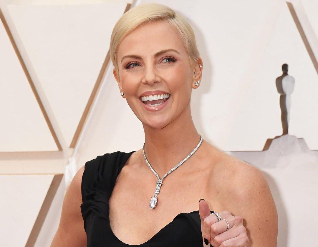 Η Charlize Theron έγινε κοκκινομάλλα