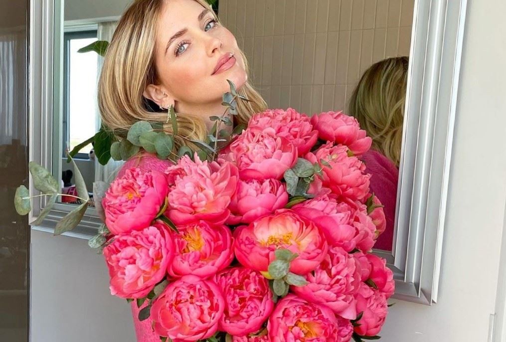 10 looks που θα σε πείσουν να φοράς floral πιο συχνά