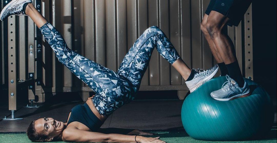 H personal trainer Δήμητρα Μάρκου μας δείχνει το σωστό τρόπο εξάσκησης για γλουτούς αλλά και κοιλιακούς
