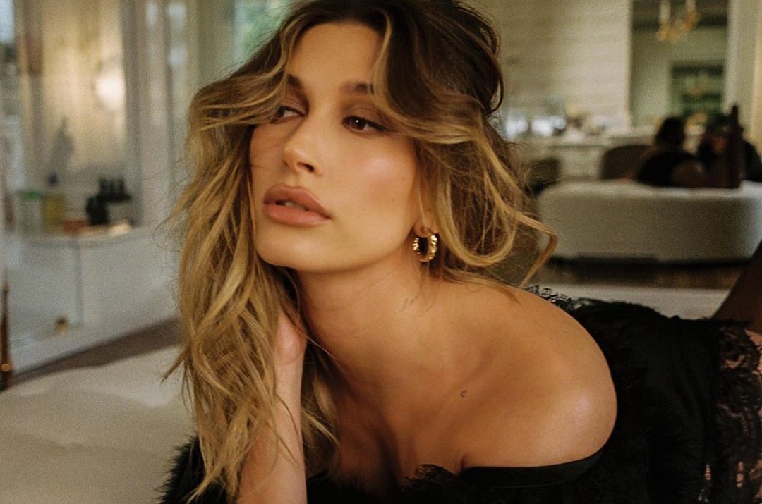 Η Hailey Bieber αποκάλυψε ποιο είναι το αγαπημένο της προϊόν ντεμακιγιάζ