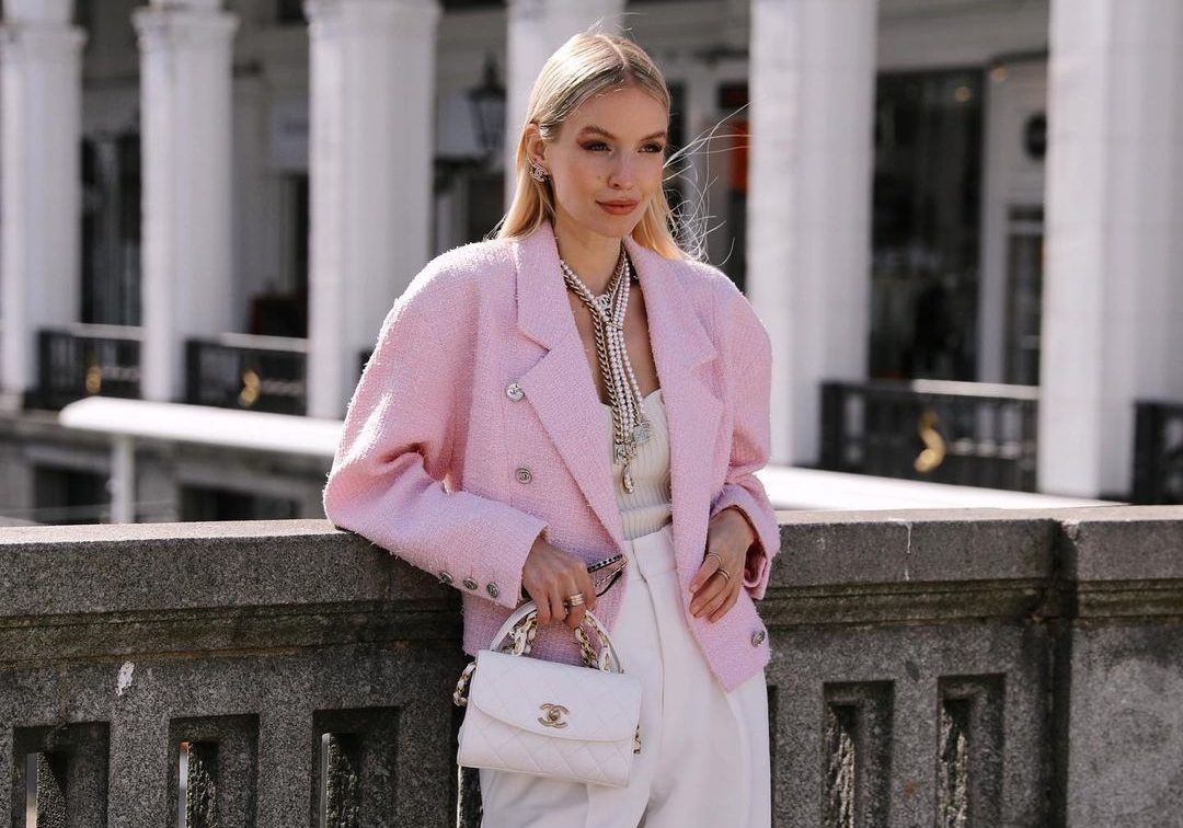 15 ροζ items που μας κάνουν να χαμογελάμε (& street style ιδέες για να τα φορέσεις σωστά)