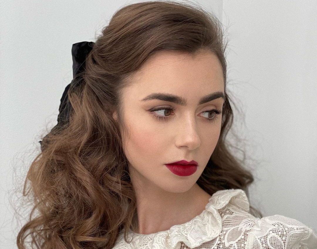 Lily Collins: Η πρωταγωνίστρια του Emily In Paris μας δείχνει step by step ένα all day μακιγιάζ που θα λάτρευε κάθε Παριζιάνα