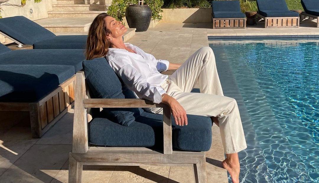 Η Cindy Crawford μοιράζεται μαζί μας τον τρόπο για να αποκτήσουμε λαμπερά και υγιή μαλλιά