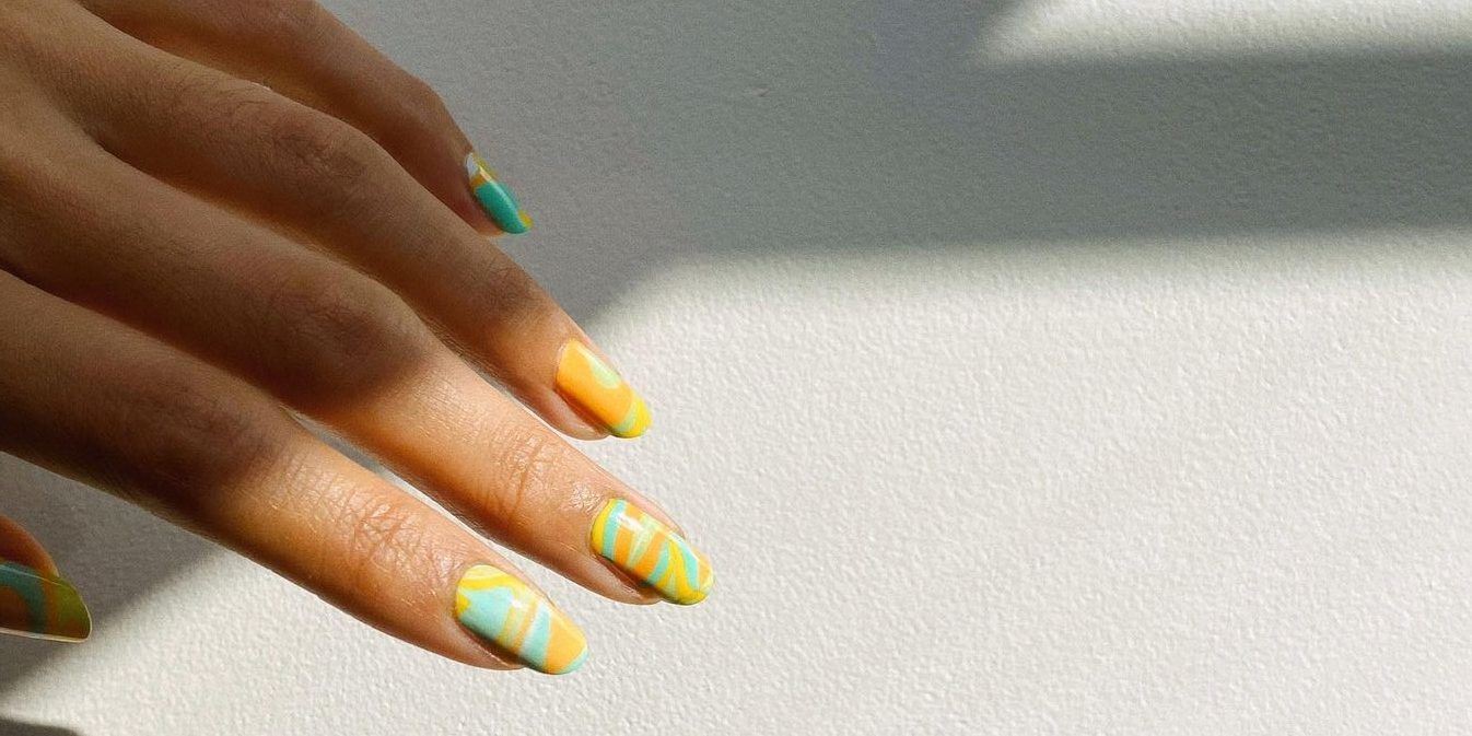 «Psychedelic» nails: Μήπως αυτό είναι το μανικιούρ που δεν έχεις δοκιμάσει ακόμα;