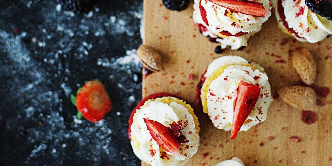 Muffins με φράουλα και γέμιση cream cheese: Μια απο τις πιο γλυκιές αλχημίες