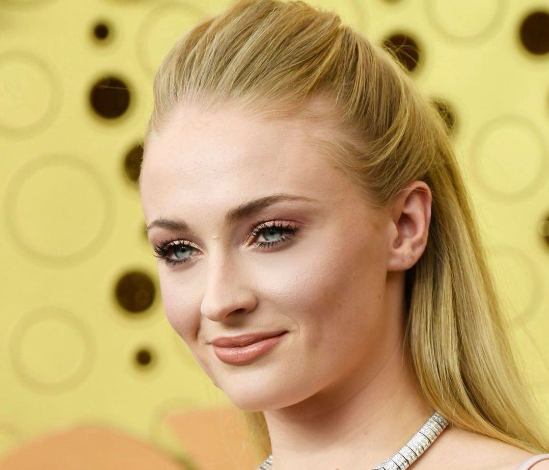Η Sophie Turner υπέκυψε στο πιο δροσερό hair trend του καλοκαιριού
