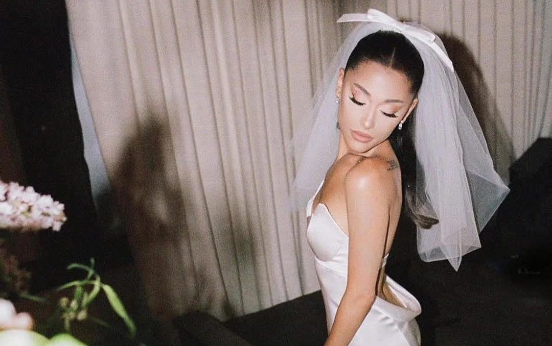 Όλες οι beauty λεπτομέρειες πίσω από το νυφικό look της Ariana Grande