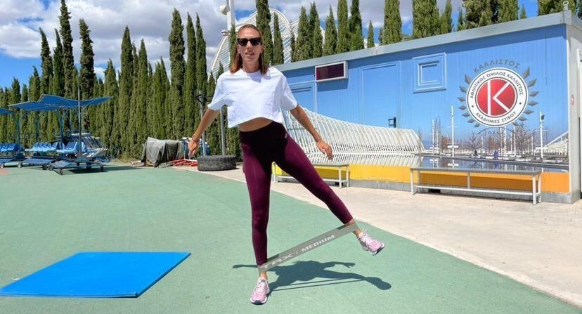 Για αυτό το workout χρειάζεσαι μόνο λάστιχα. Και θα δεις τους γλουτούς σου πιο σμιλεμένους από ποτέ