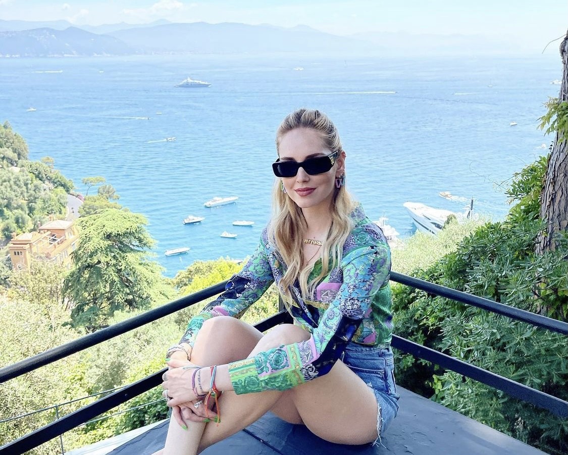 Το half bun της Chiara Ferragni είναι το απόλυτο χτένισμα για το καλοκαίρι